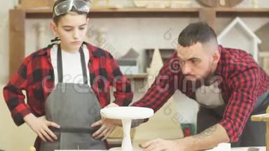 在<strong>木工工作室</strong>，孩子们和年轻人可以和爸爸一起学习一个有用的职业。